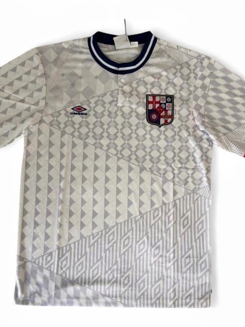 Umbro England Iconic Graphic Jersey Geometric Soccer Jersey in White & Gray Size